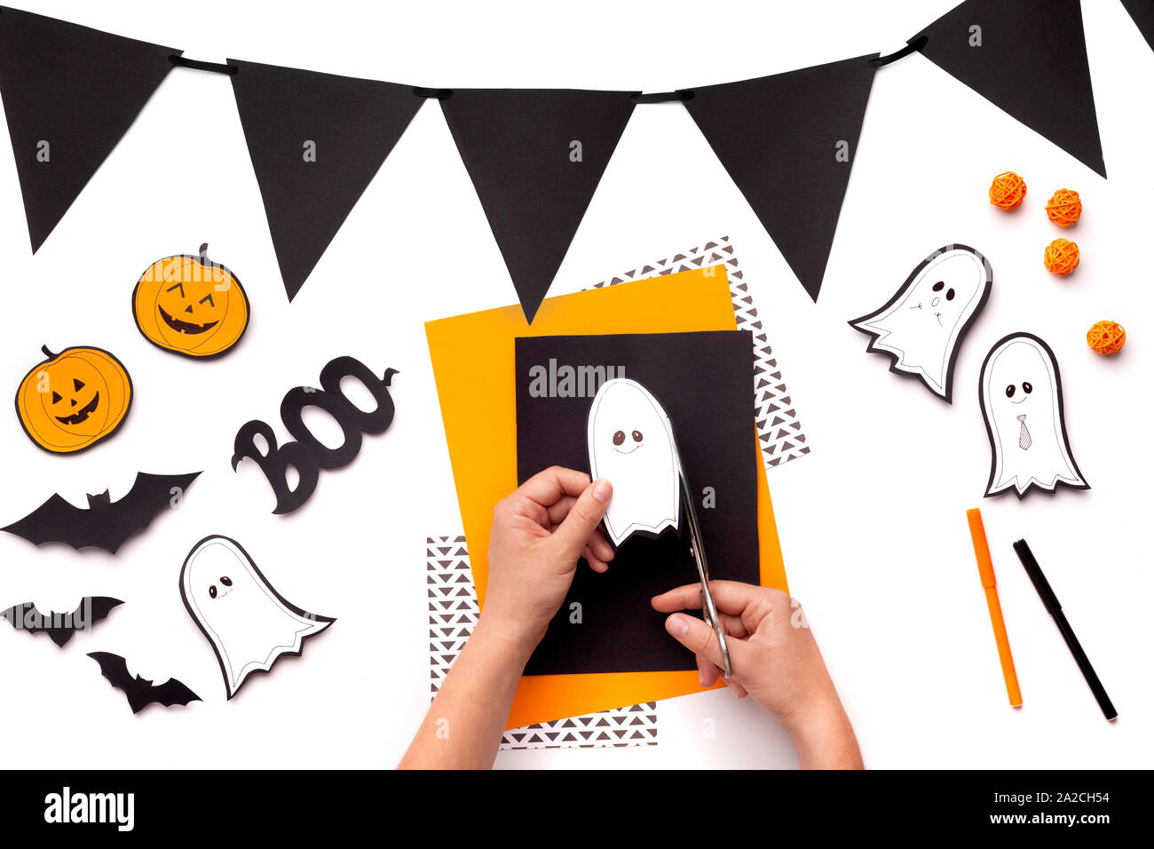 Donna taglio simpatici fantasmi e zucche sullo sfondo Foto Stock