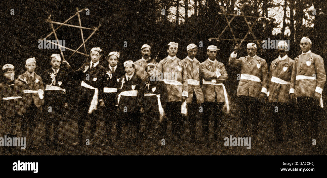 Una vecchia foto di aratro Goathand Slot - un tradizionale Yorkshire spada lunga spada dancing team dal North Yorkshire villaggio di Goathland Regno Unito. Il team ha origini pagane e una lunga storia ma sono stati sono stati riproposti in 1922 dopo quasi morire fuori. Foto Stock