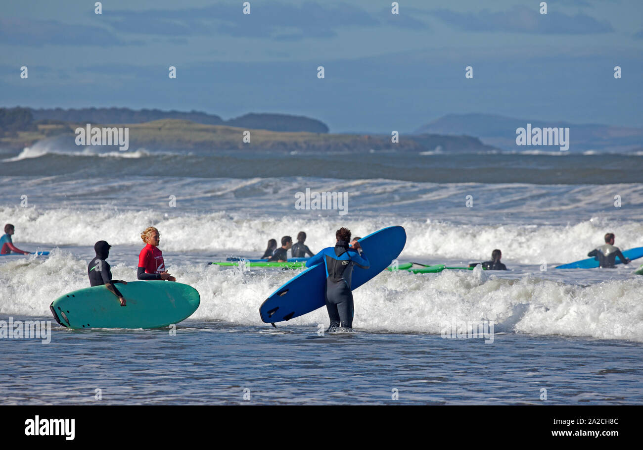 Belhaven Bay, Dunbar, Scozia, Regno Unito. 2 ottobre 2019. I surfisti di tutte le abilità lavorano con le onde alte della spalla a Belhaven, 14 gradi di temperatura sulla terra e da parete a parete sole. Foto Stock