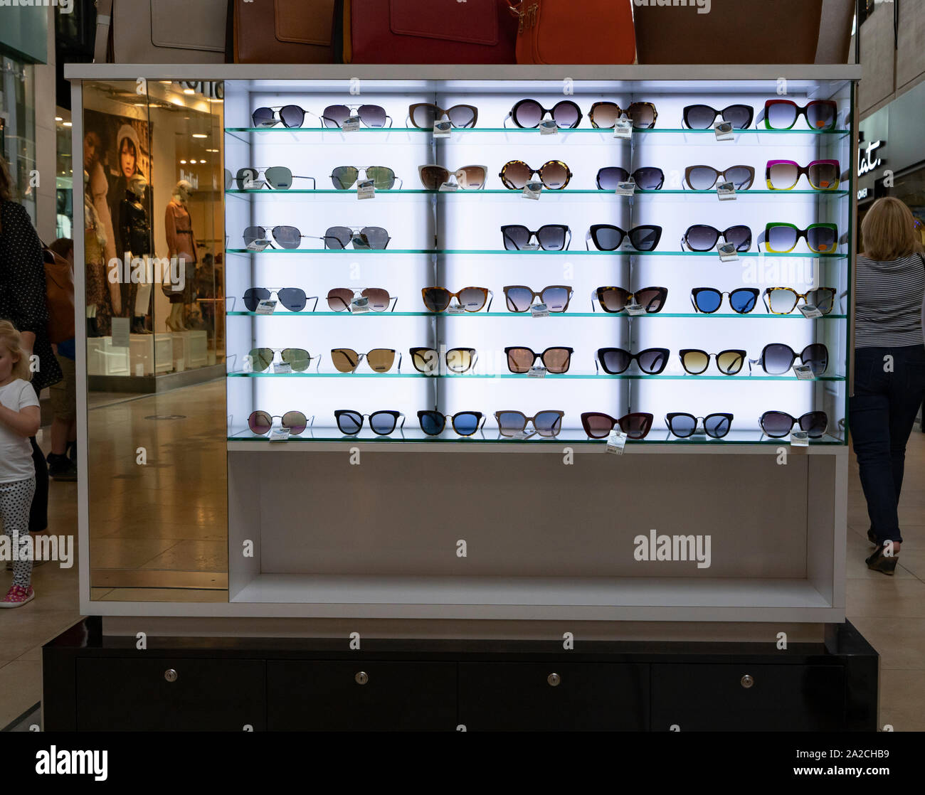 Gli occhiali da sole sul display retroilluminato Foto Stock