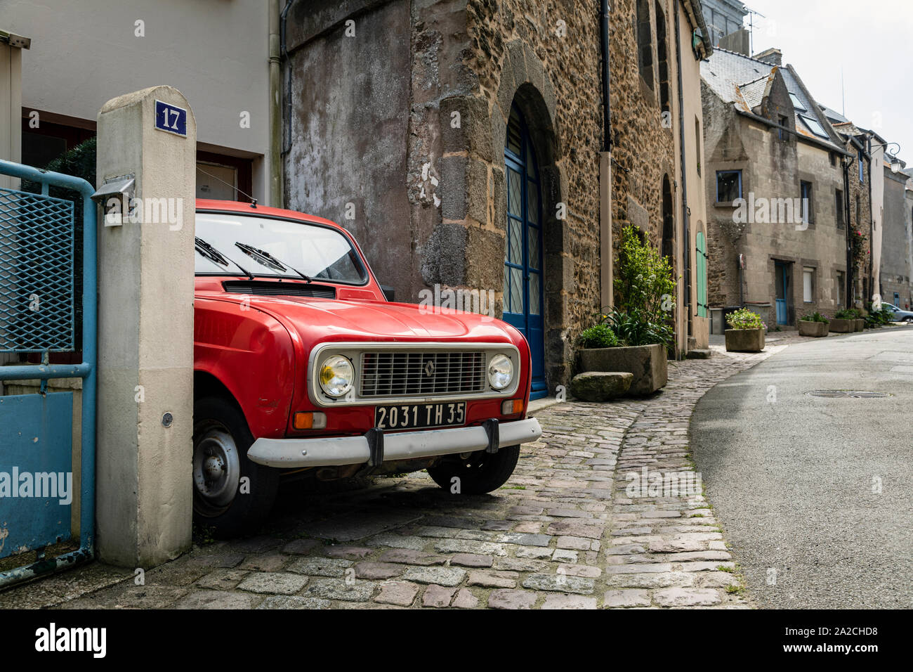 Vecchia Renault 4 rossa parcheggiata in una strada laterale a Saint-Servan, Saint Malo, Bretagna, Francia Foto Stock
