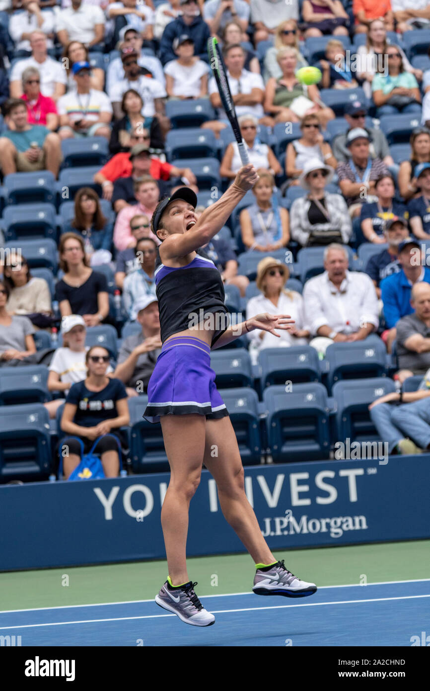 Simona Halep della Romania di competere nel primo round del 2019 US Open Tennis Foto Stock