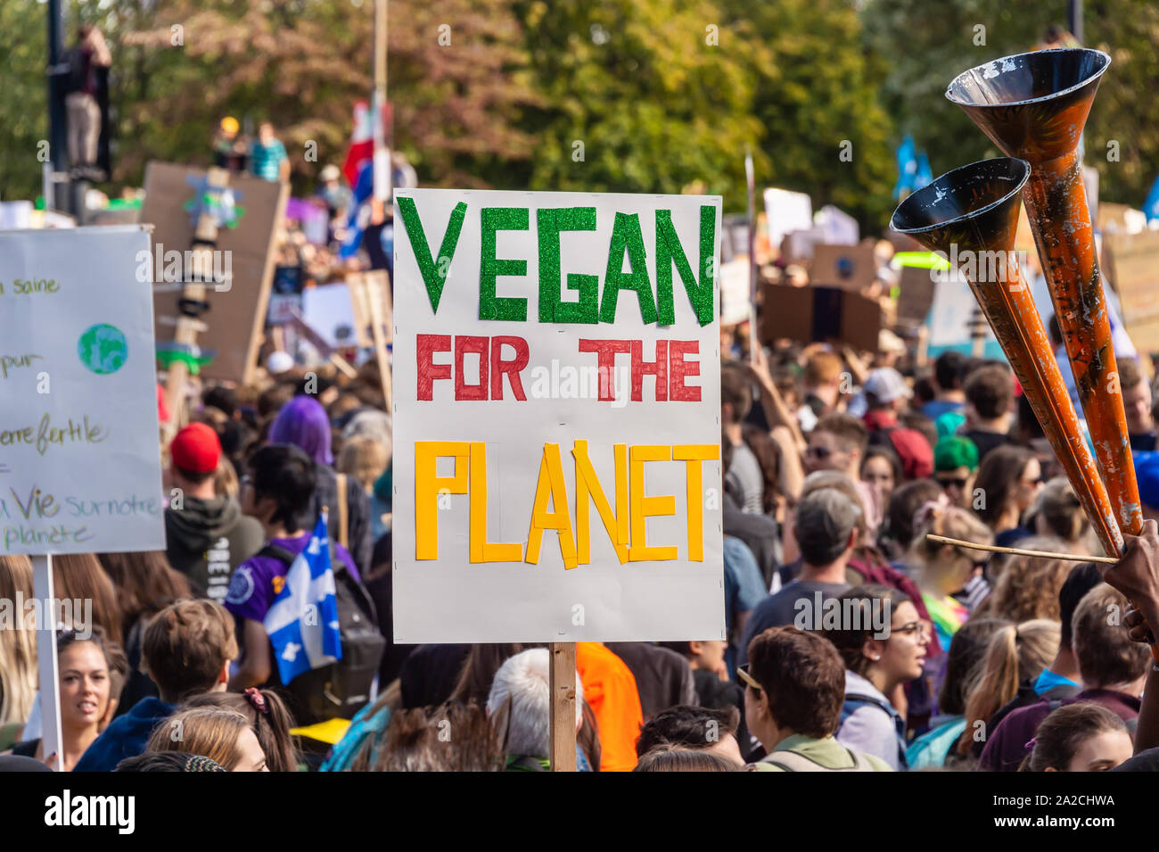 Montreal, CA - 27 Settembre 2019: 'Vegano per il pianeta " segno al clima di Montreal marzo. Foto Stock