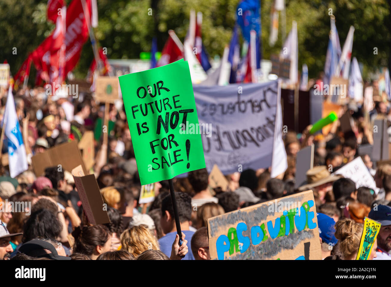 Montreal, CA - 27 Settembre 2019: "Il nostro futuro non è in vendita" segno al clima di Montreal marzo. Foto Stock