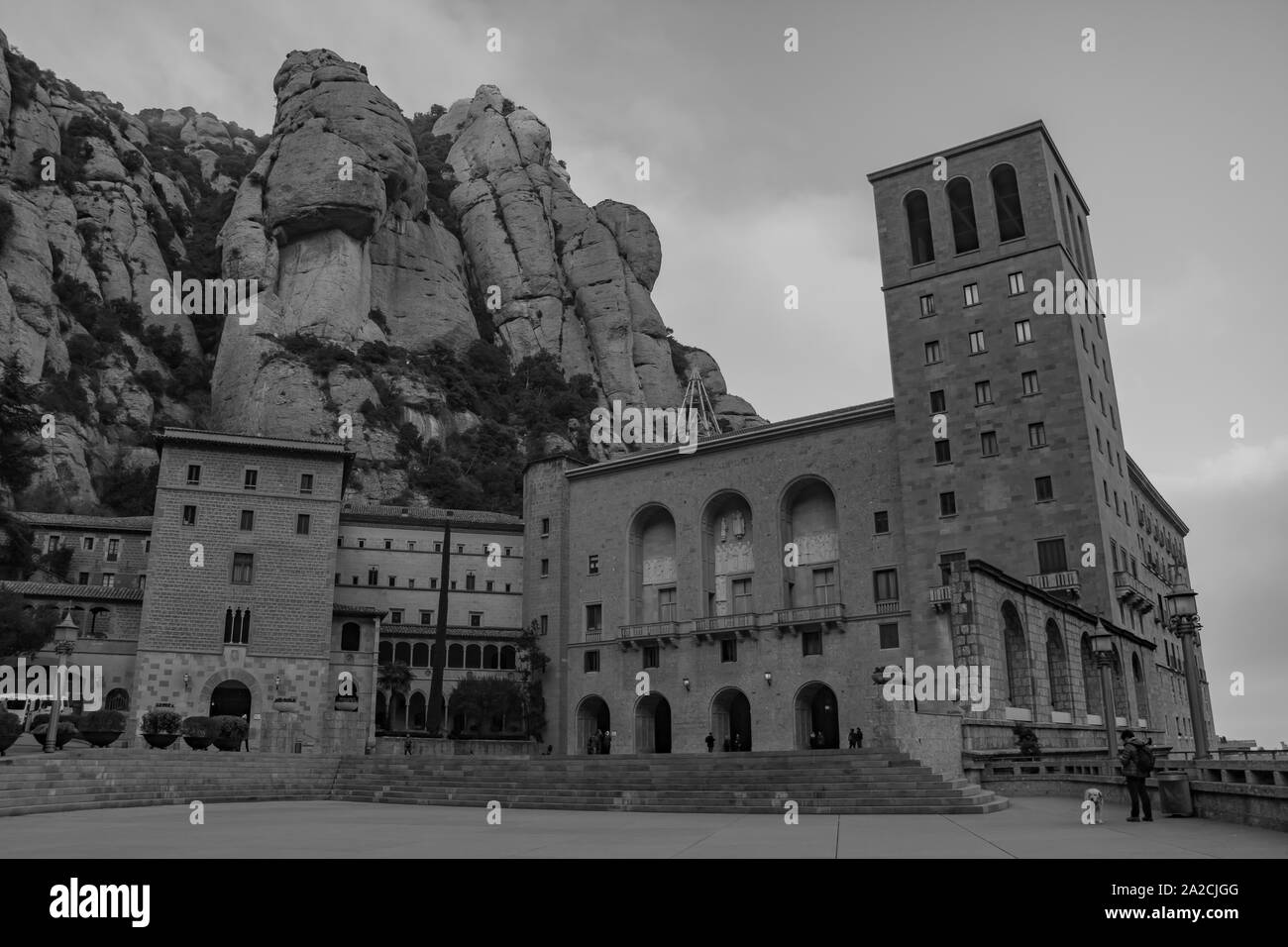 Una foto in bianco e nero di Santa Maria de Montserrat Abbey facciata della piazza e. Foto Stock