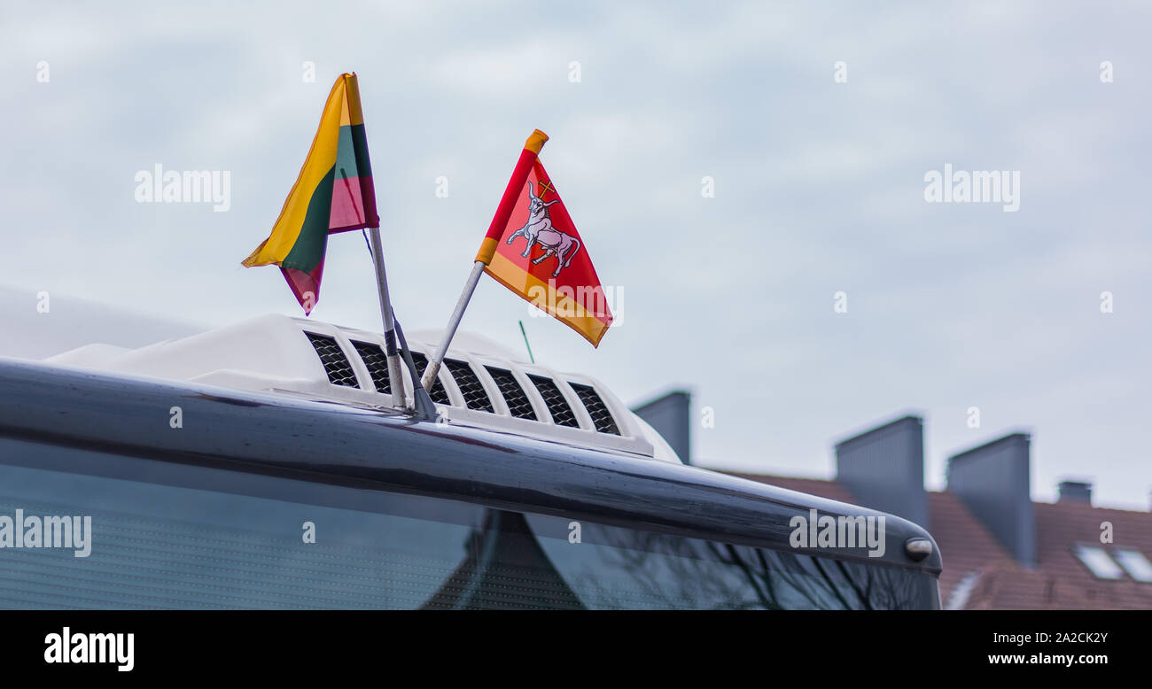 Una foto di una bandiera lituana e Kaunas' stemma visualizzata nella parte superiore di un autobus. Foto Stock