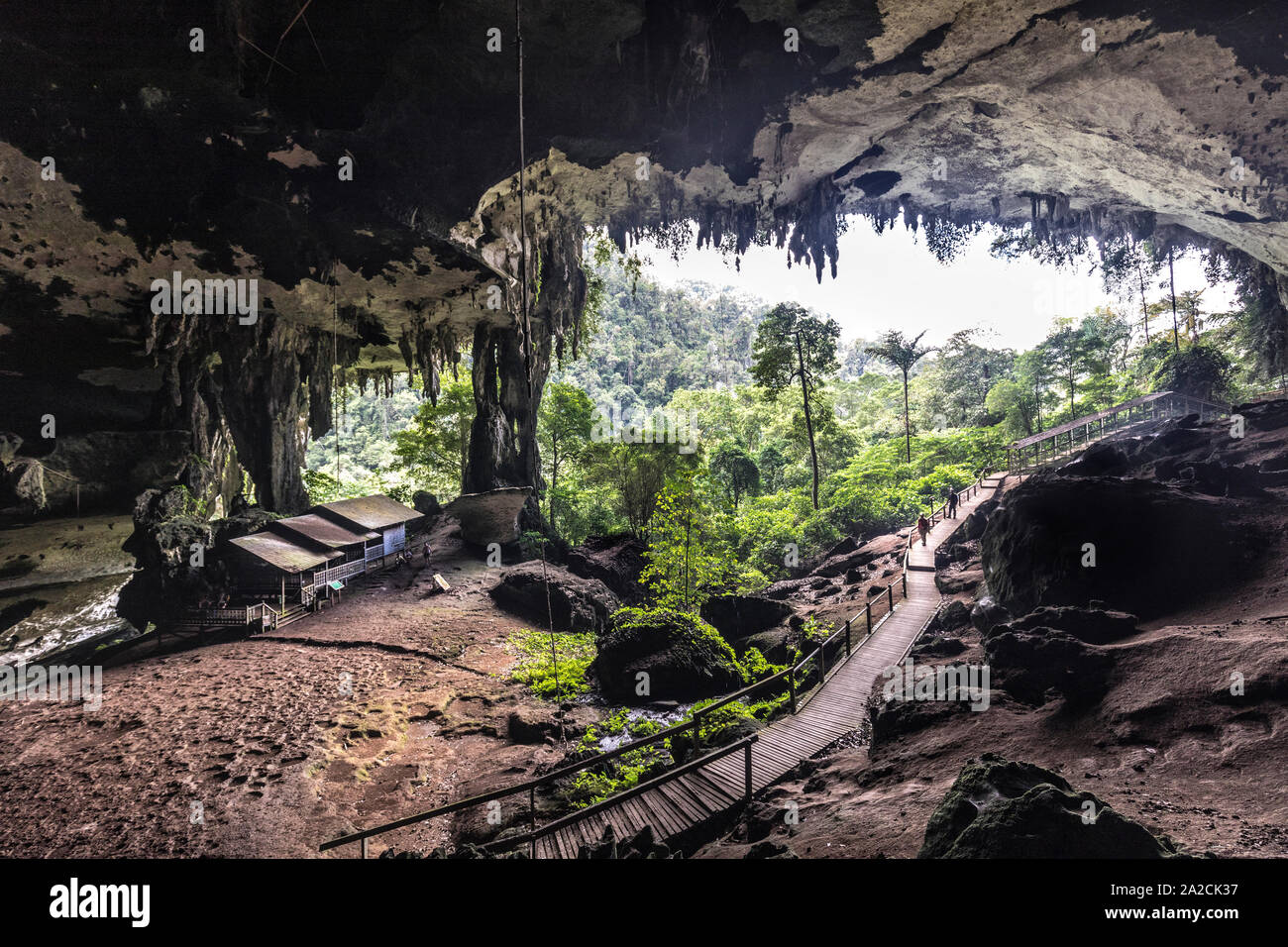 Le persone sul lungomare all'entrata di Niah Grotta, Malaysia Foto Stock