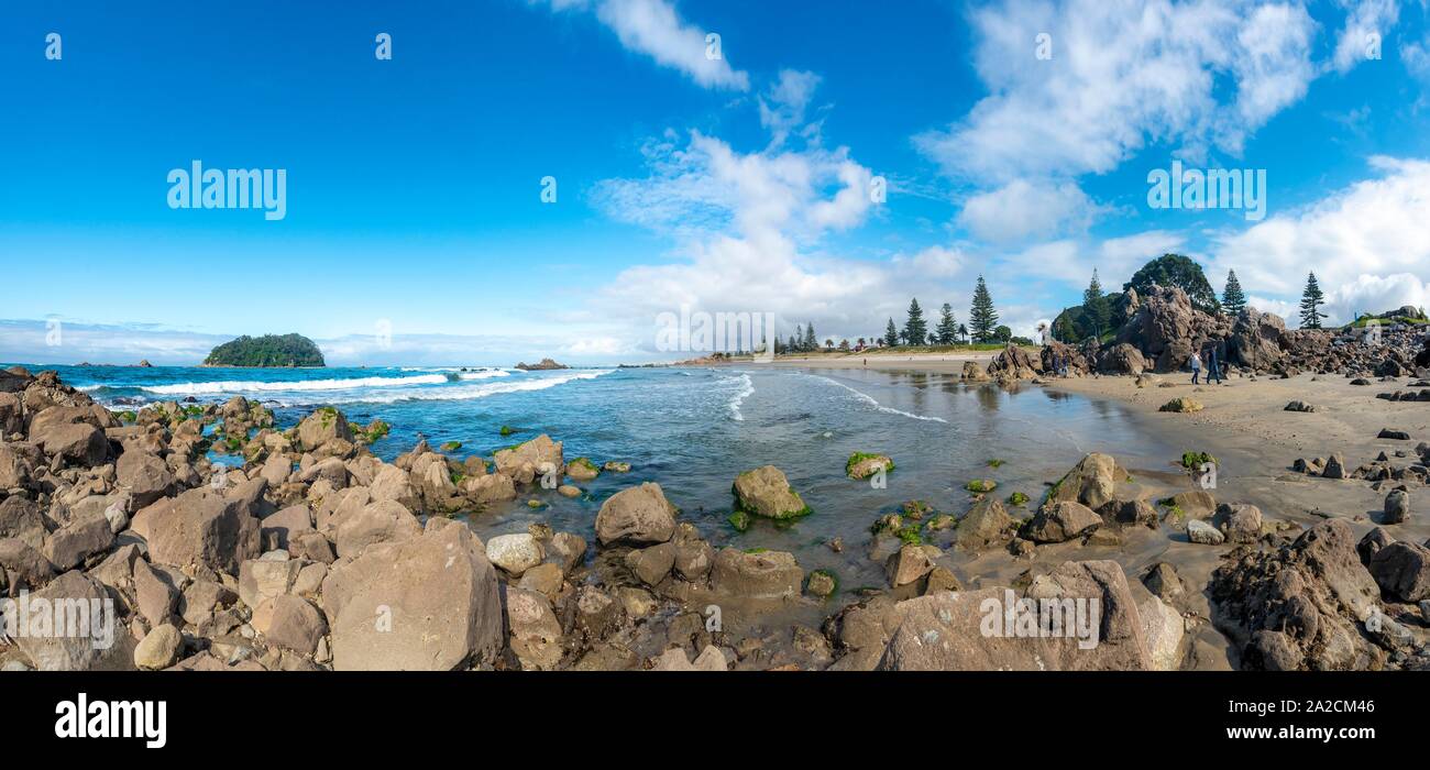 Spiaggia sabbiosa spiaggia di Mount Manganui con isola Motiti Isola, Tauranga, Baia di Planty, Isola del nord, Nuova Zelanda Foto Stock