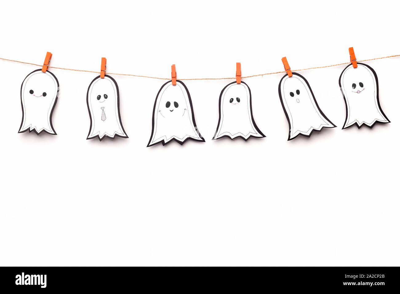 Composizione di fantasmi bianchi essiccazione su corda di Halloween Foto Stock