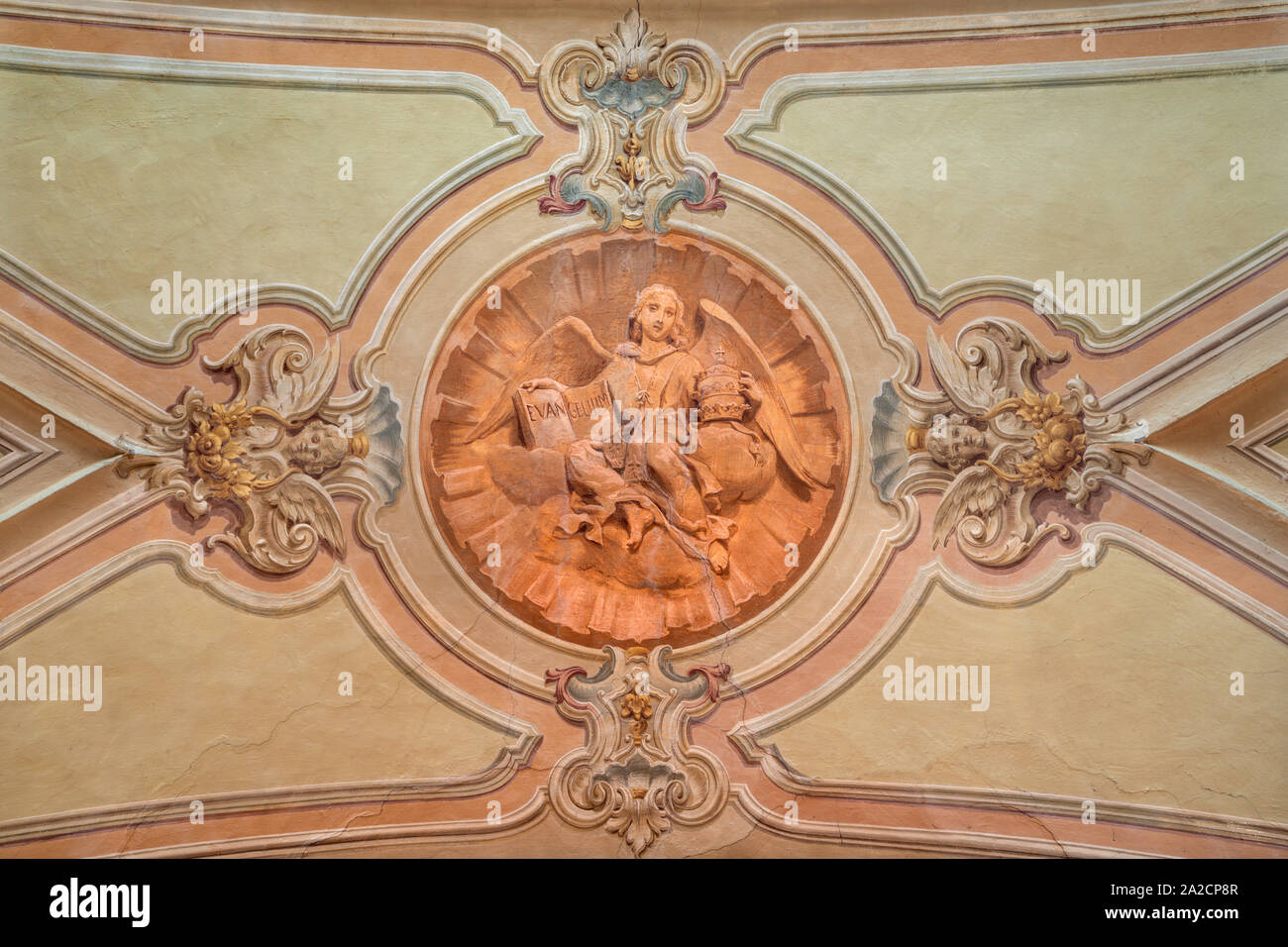 BELAGGIO, Italia - 10 Maggio 2015: Il simbolico soffitto dipinto di angelo con la tiara papale nella chiesa di Santa Maria Annunciata (Visgnola). Foto Stock