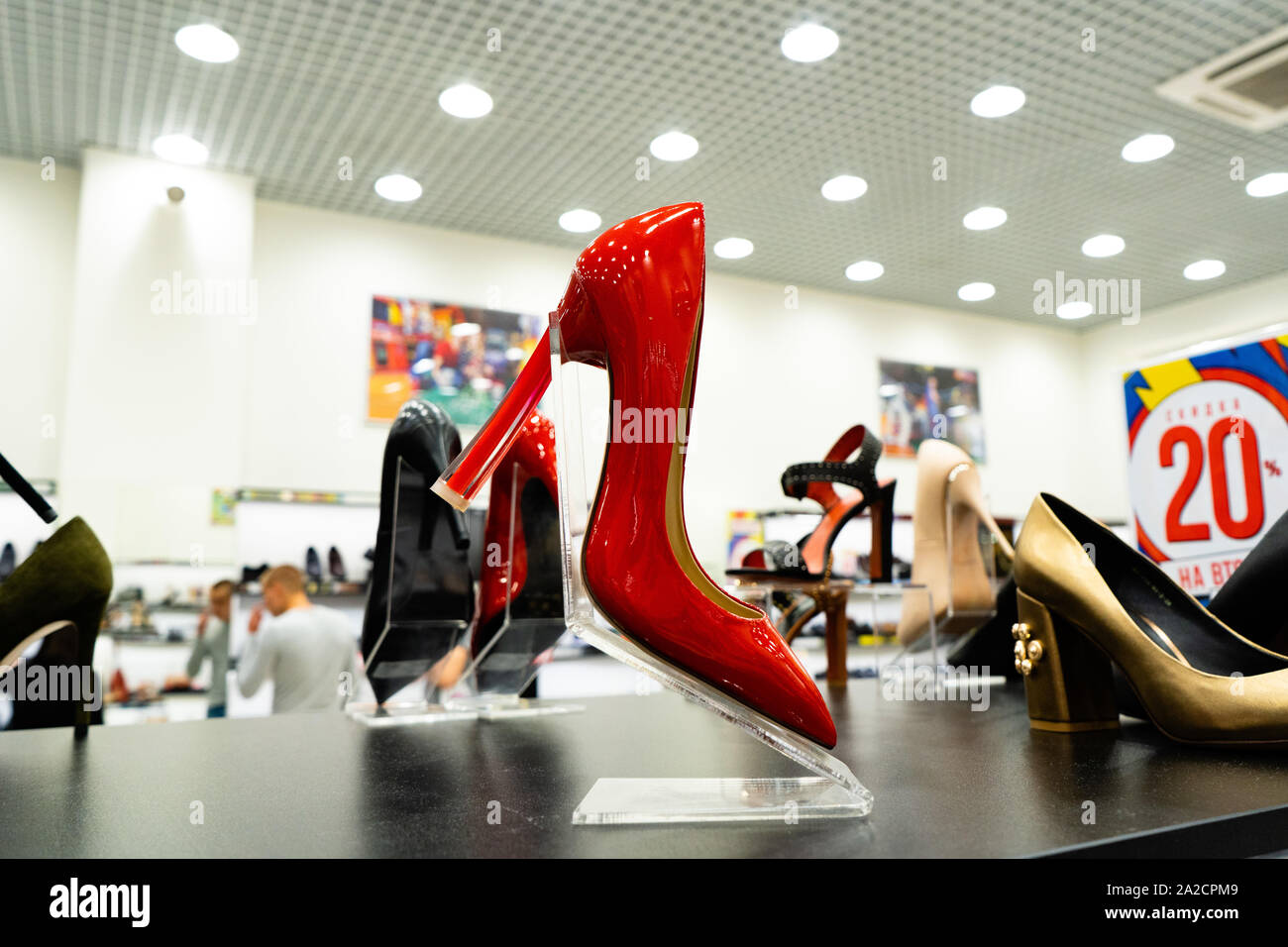La regione di Celjabinsk, Russia - Agosto 2019. Red scarpe con i tacchi  alti. Righe di bello,