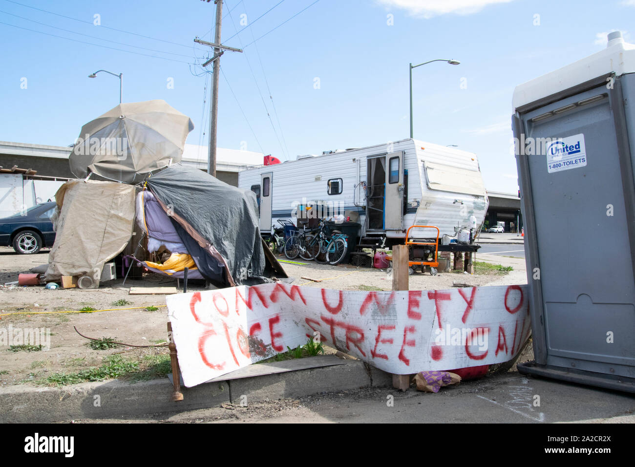 Un rimorchio a un senzatetto encampment a Oakland vicino alla I-880 freeway. Foto Stock