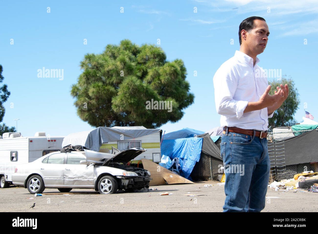 Candidato presidenziale democratico Julián Castro parla a un senzatetto di Oakland encampment sul Sett. 25. Foto Stock