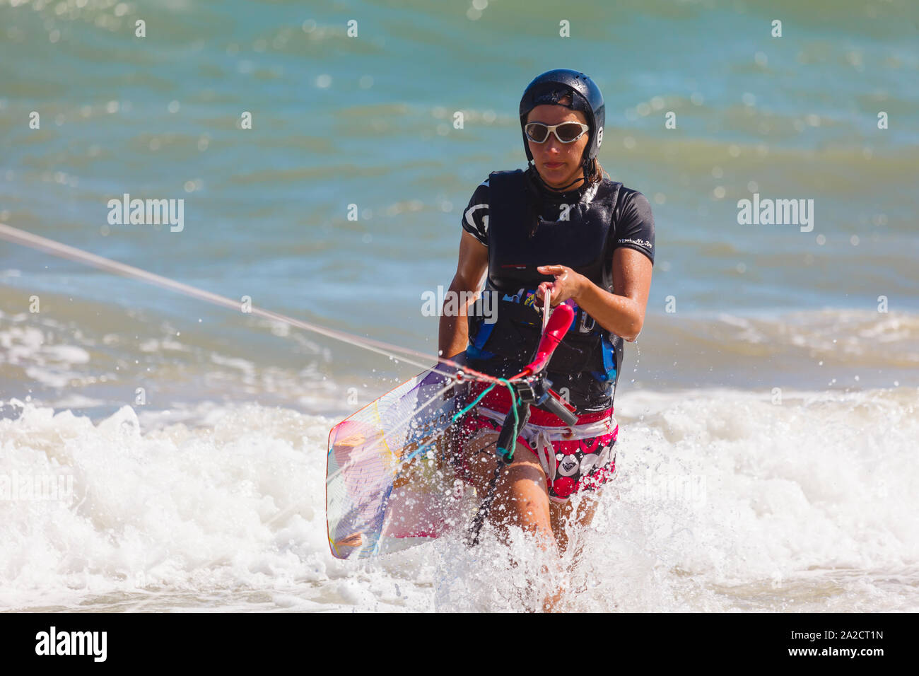 Ragazza atleta kitesurf Foto Stock