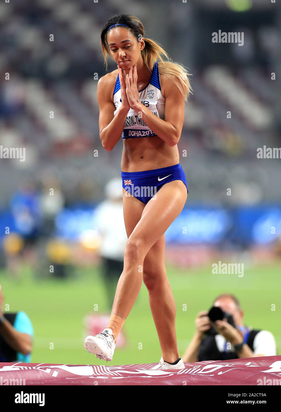Gran Bretagna Katarina Johnson-Thompson reagisce a un gioco non riuscito nel salto in alto durante la donna Eptathlon il giorno 6 della IAAF Campionati del Mondo Al Khalifa International Stadium, Doha, Qatar. Foto Stock
