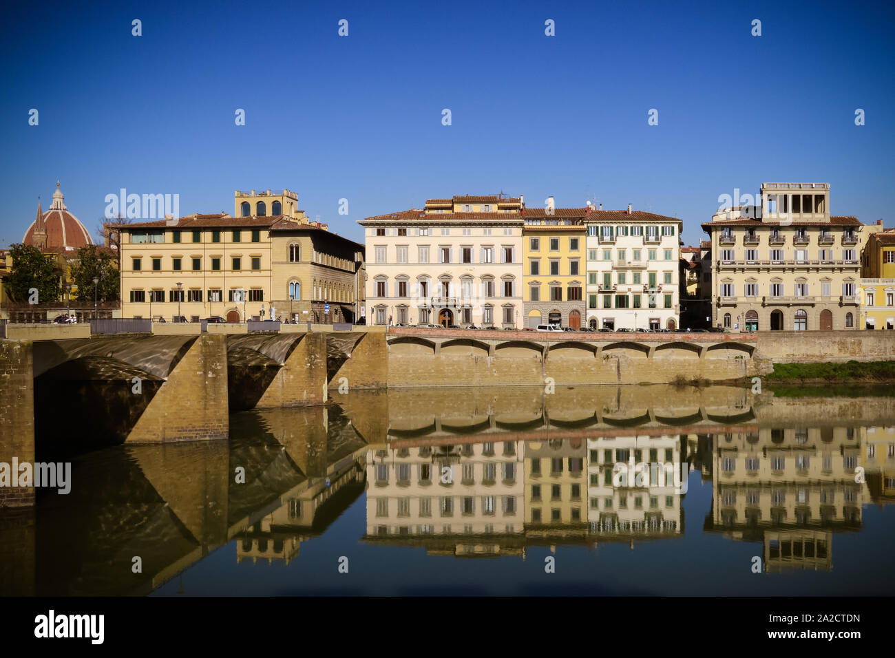 Foto di Ponte Vecchio a Firenze in una giornata invernale di sole Foto Stock