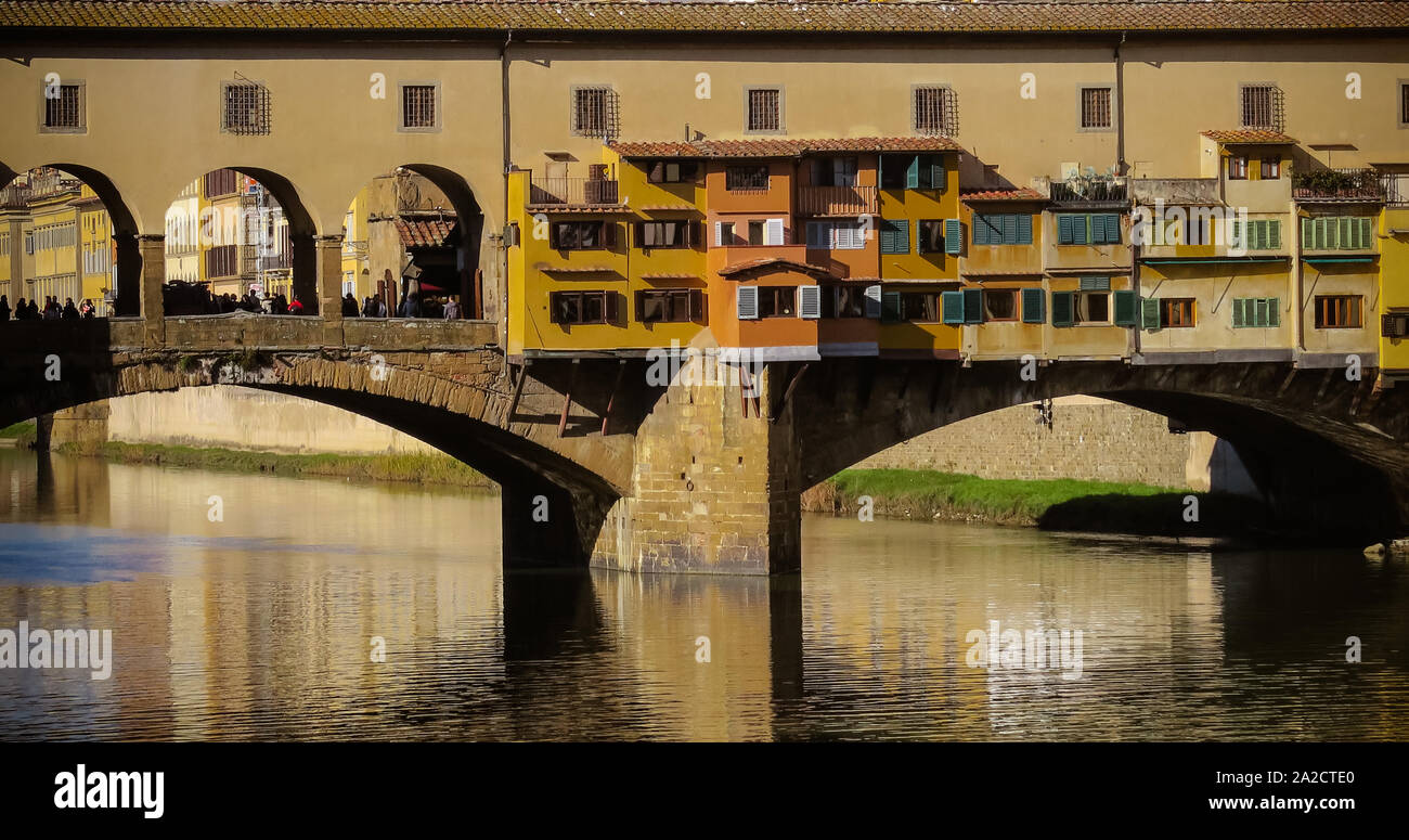 Foto di Ponte Vecchio a Firenze in una giornata invernale di sole Foto Stock