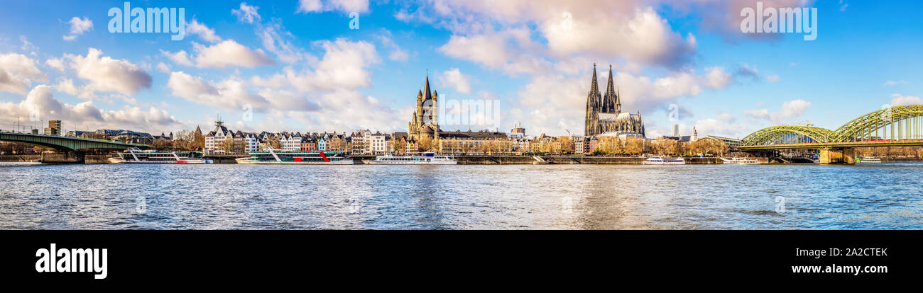 Panorama della skyline di Colonia con il Reno e la Cattedrale di Colonia Foto Stock