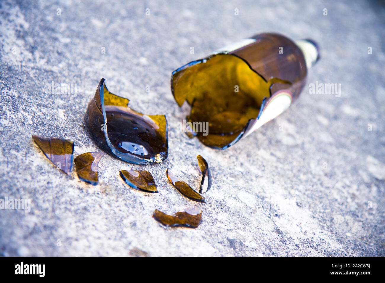 In frantumi brown bottiglia di birra sul terreno - alcolismo Concetto di immagine. Foto Stock