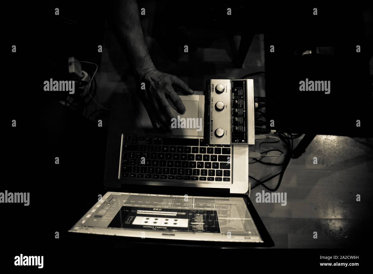 Il tastierista utilizzando strumenti informatici per la forma dei suoni Foto Stock