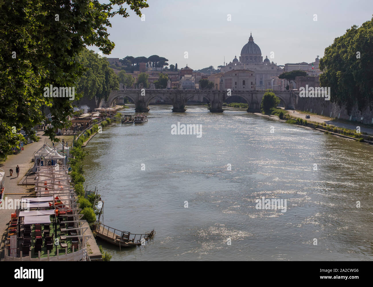Fiume Tevere, Roma con la Basilica di San Pietro, il Vaticano sullo sfondo Foto Stock