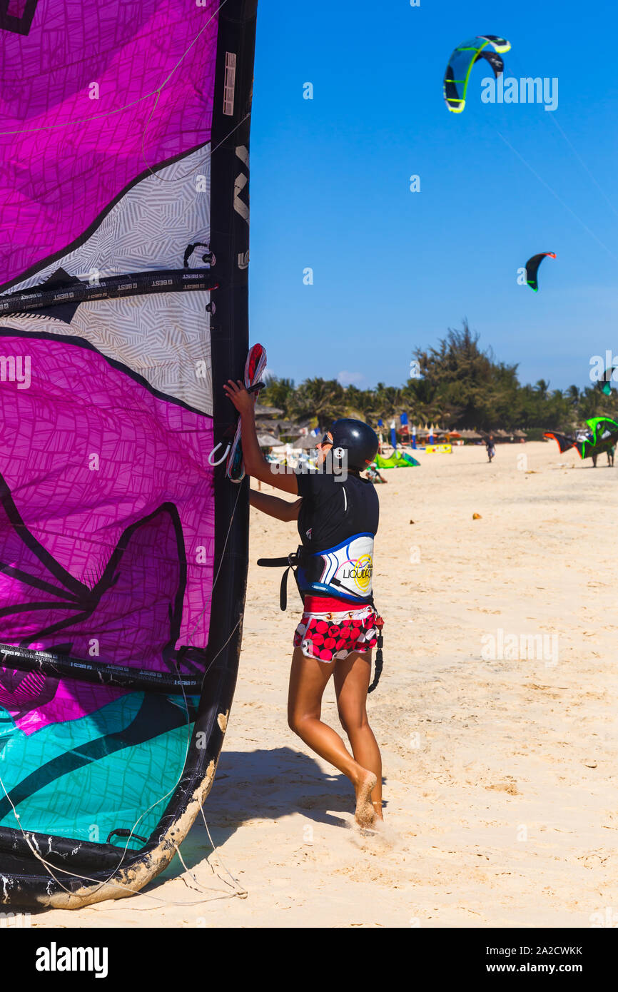 Ragazza atleta kitesurf Foto Stock