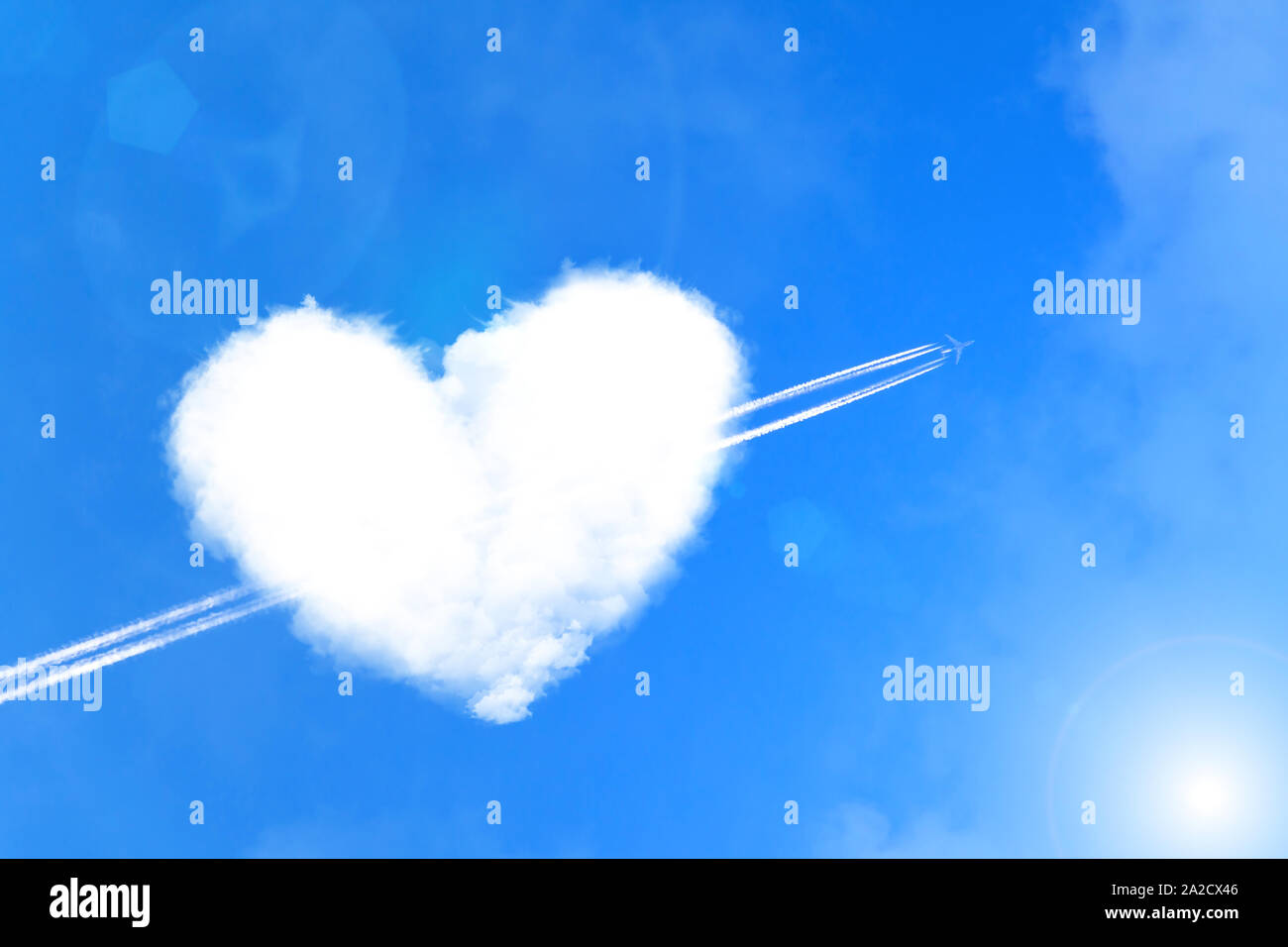 Il piano perfora una nuvola di cuore come una freccia di Cupido. Il giorno di San Valentino del concetto. Foto Stock
