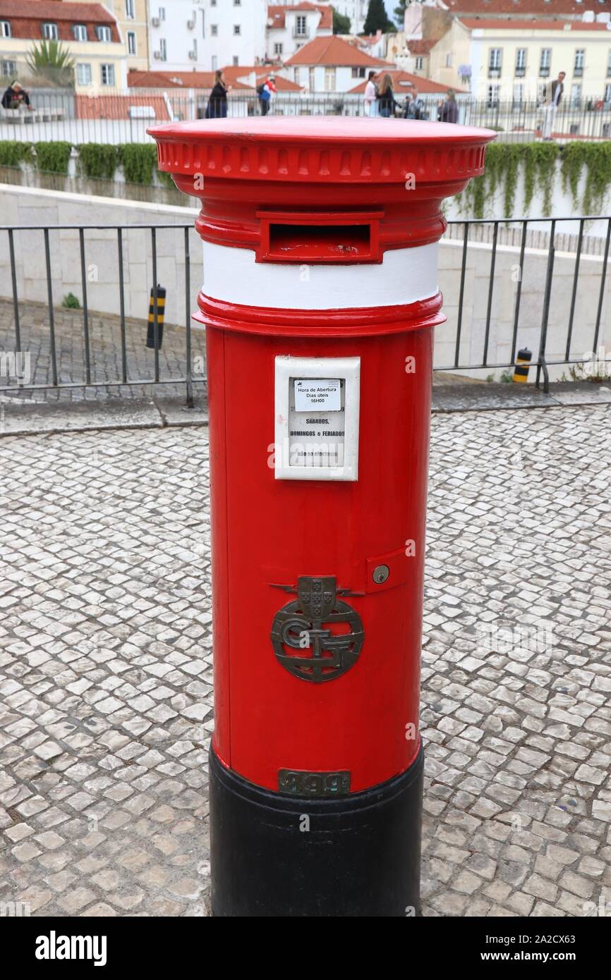 Lisbona, Portogallo - 4 giugno 2018: Retro casella postale del CTT Correios de Portugal a Lisbona, Portogallo. CTT è il servizio pubblico postale del Portogallo. Foto Stock