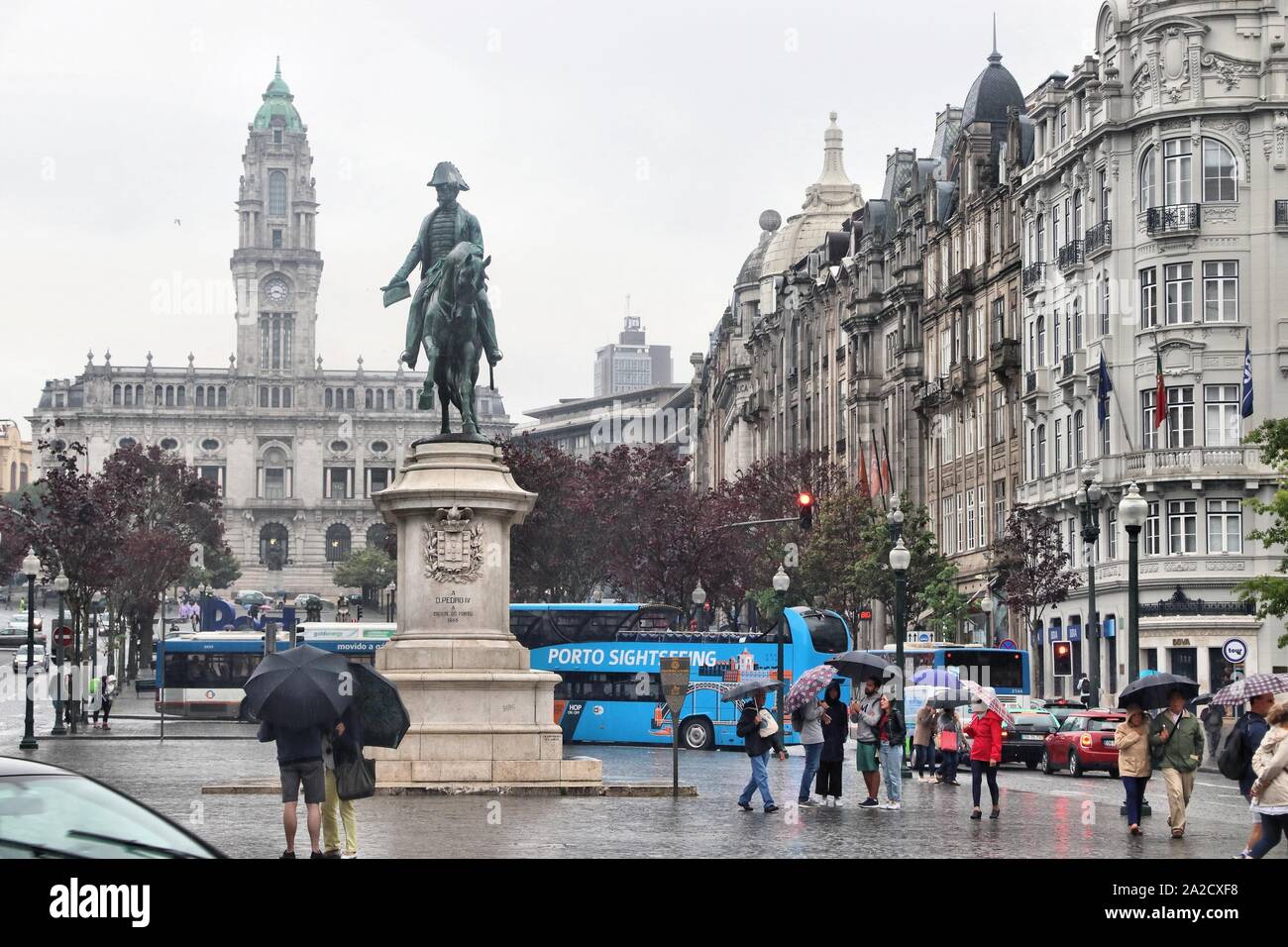 PORTO, Portogallo - 24 Maggio 2018: turisti visitano rainy city square a Porto, Portogallo. Porto è la seconda più grande città in Portogallo. La città vecchia è un UNES Foto Stock