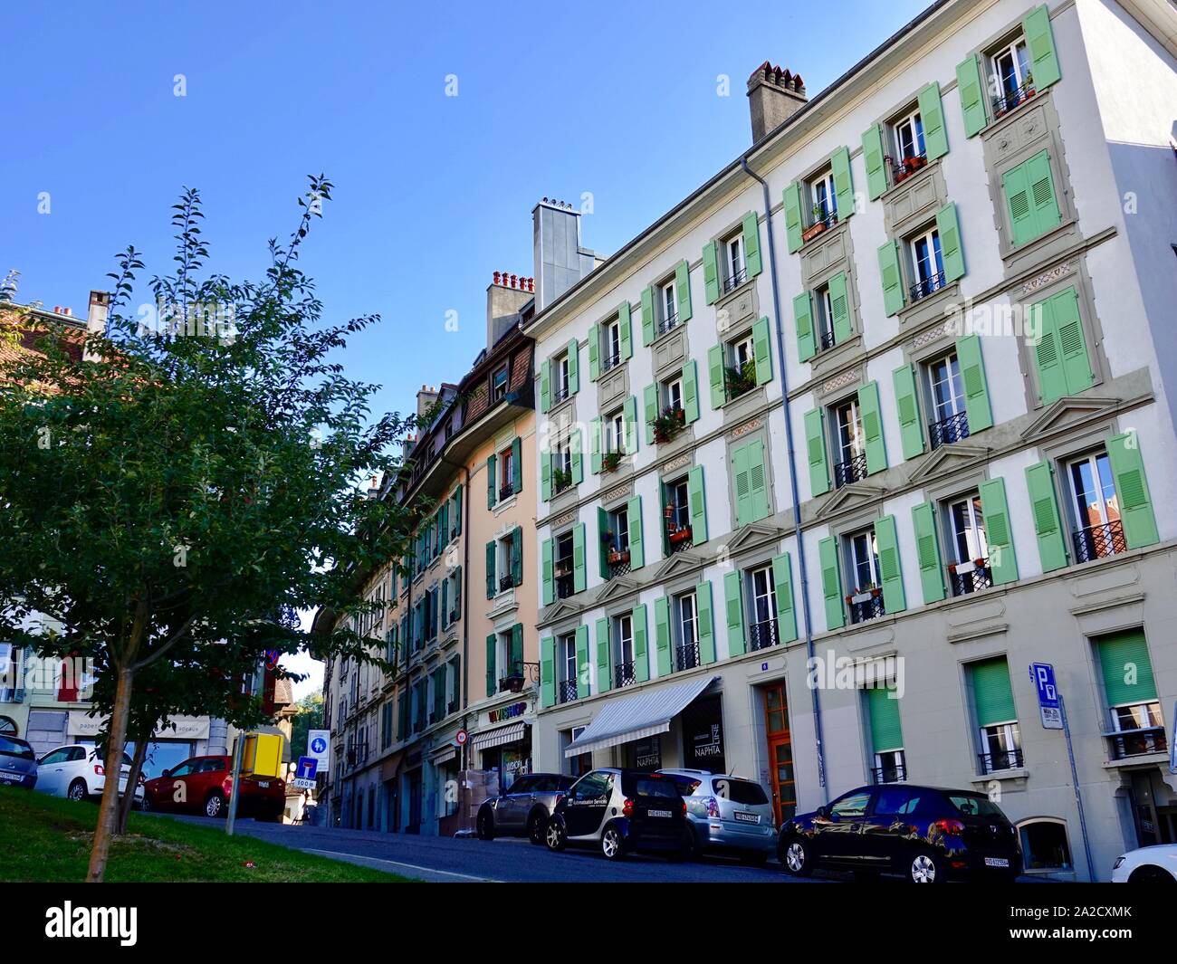 Rue Louis-Curtat, tranquilla strada laterale con interessanti dettagli architettonici, edifici di appartamenti, con negozi sotto, Losanna, Svizzera. Foto Stock