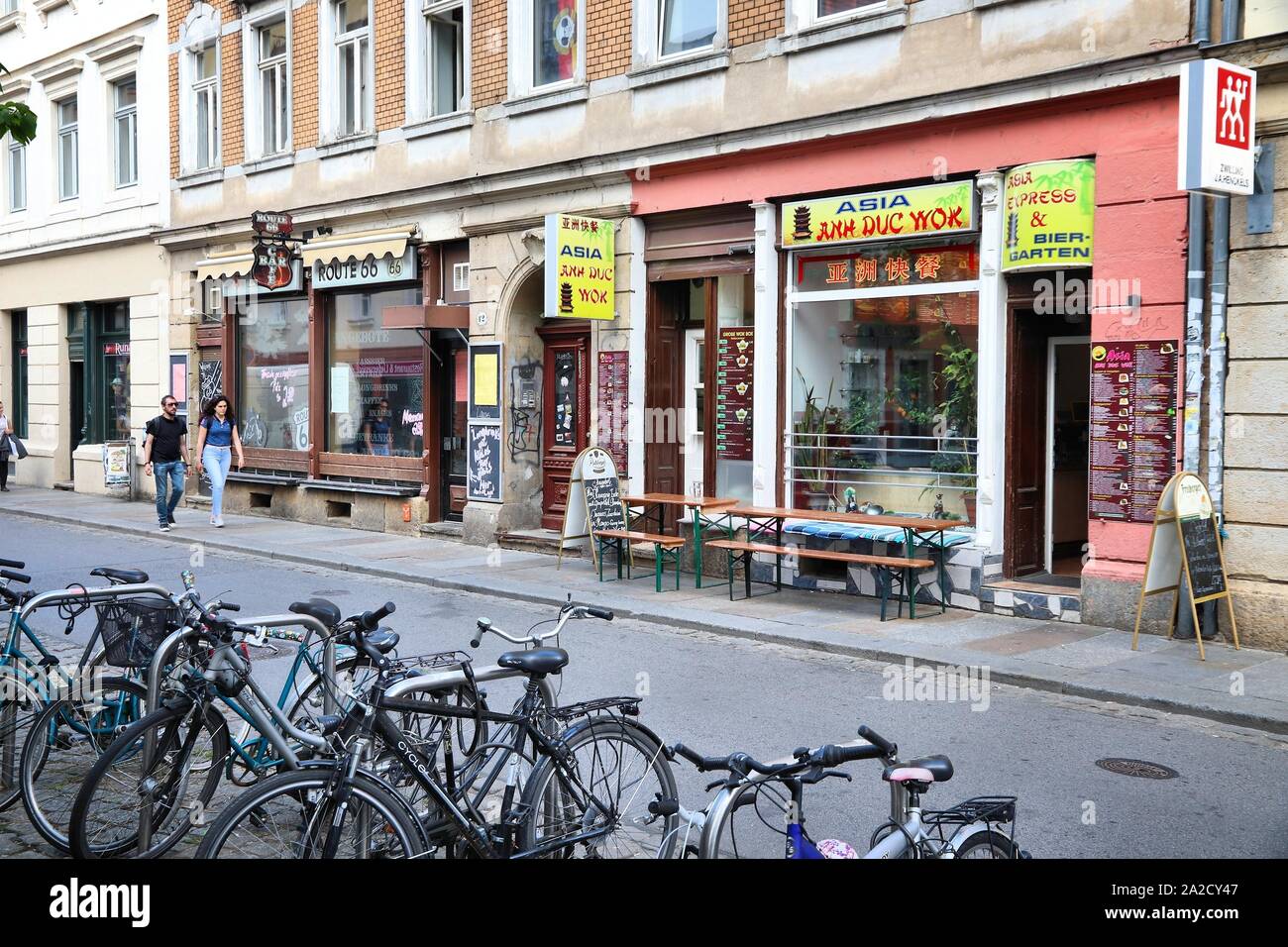 DRESDEN, Germania - 10 Maggio 2018: la gente visita i ristoranti nel quartiere Neustadt di Dresda. Neustadt è un quartiere alla moda di quirky ristoranti e altern Foto Stock