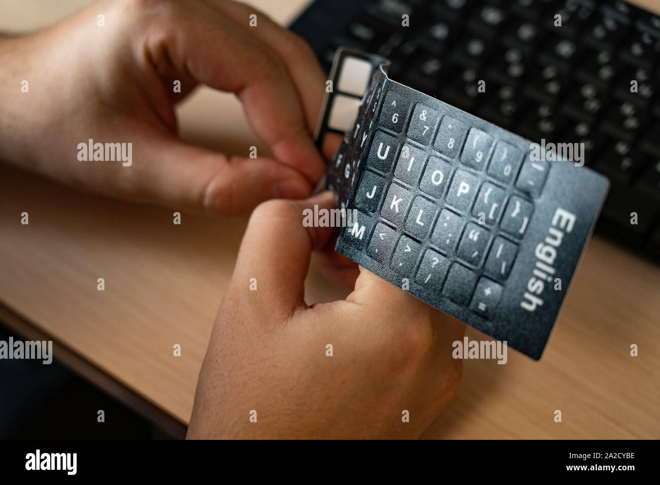 Sostituire l'alfabeto sulla tastiera. Stick inglese lettere sui tasti. Sfondo per la tecnologia, la programmazione e il giornalismo i concetti e le idee. Foto Stock
