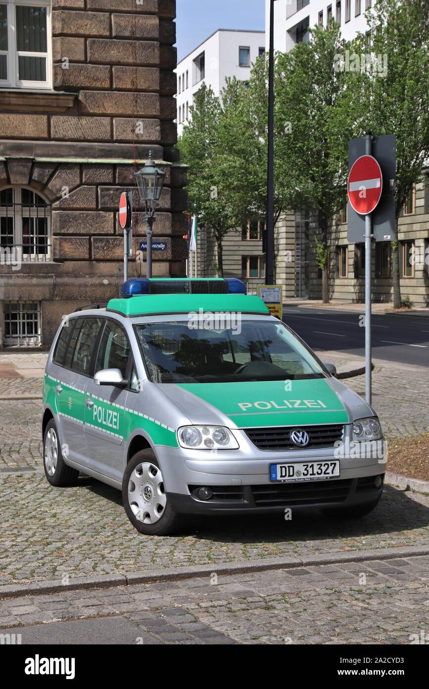 DRESDEN, Germania - 10 Maggio 2018: Germania polizia Volkswagen Touran auto parcheggiate in Germania. Sassonia Regionale Polizia (Landespolizei Sachsen) impiega 13.900 Foto Stock