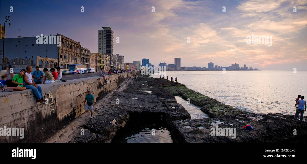 Edifici a waterfront, Malecon, Havana, Cuba Foto Stock Edifici a waterfront, Malecon, Havana, Cuba Foto Stock