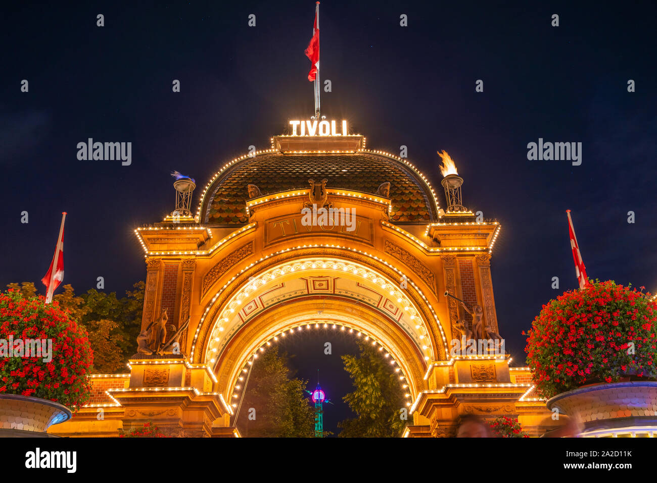 I Giardini di Tivoli entrata di notte a Copenhagen, in Danimarca. Foto Stock