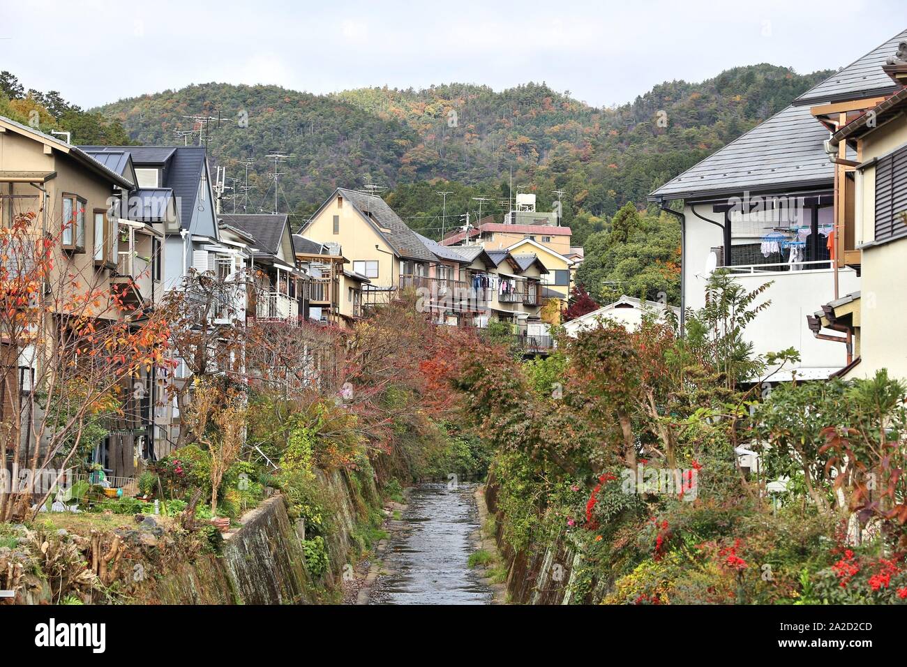 Suburbana case giapponesi - tipico quartiere residenziale di Ukyo Ward (Ukyo-ku) di Kyoto, Giappone. Foto Stock