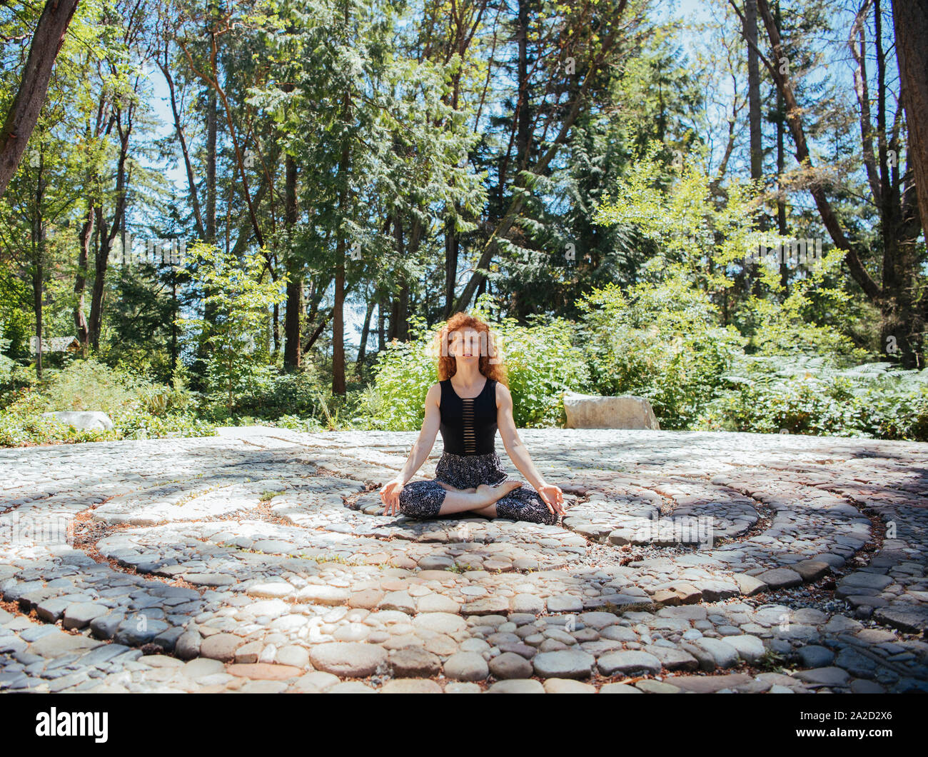 Donna fare yoga, Bainbridge Island, Washington, Stati Uniti d'America Foto Stock