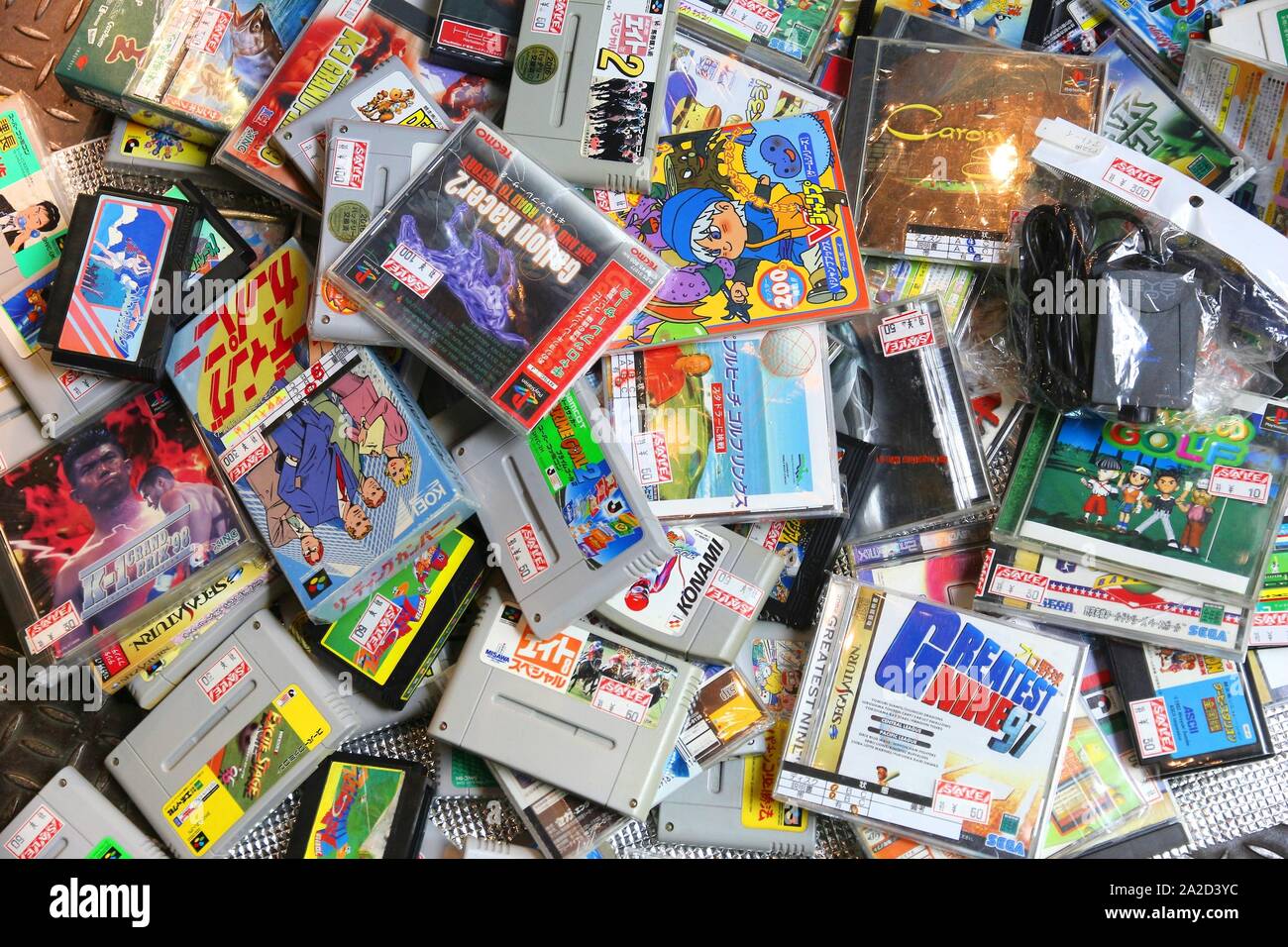 TOKYO, Giappone - 4 dicembre 2016: Retro video gioco collezionabili store bargain bin nella regione di Akihabara di Tokyo, Giappone. Akihabara Electric District spe Foto Stock