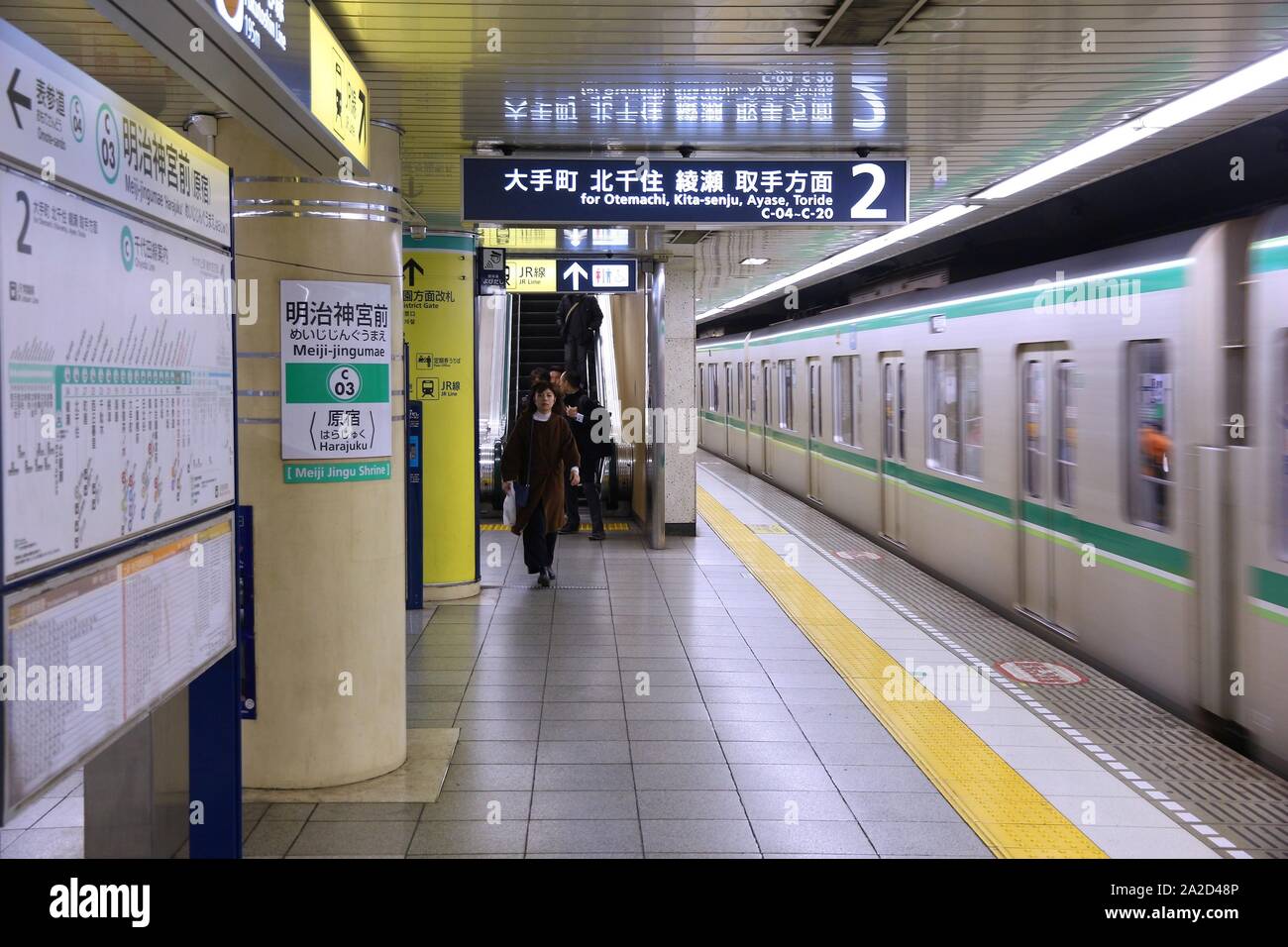 TOKYO, Giappone - 4 dicembre 2016: la gente in attesa per i treni della metropolitana di Tokyo. La Toei metropolitana e metropolitana di Tokyo hanno 285 stazioni e hanno 8,7 milioni di utenti ogni giorno. Foto Stock