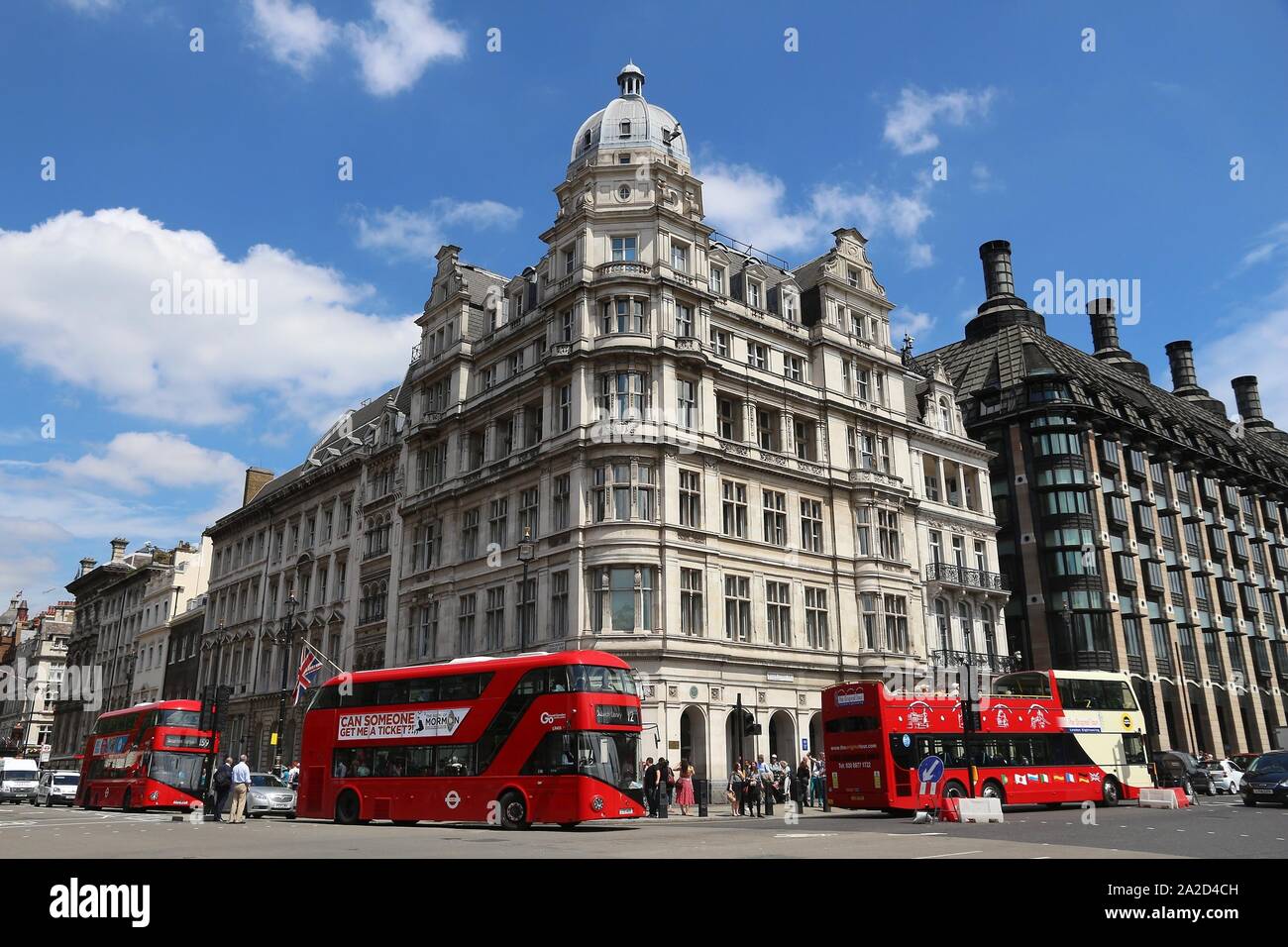 LONDON, Regno Unito - 7 Luglio 2016: nuovi autobus Routemaster in Westminster, Londra. L'ibrido diesel-elettrico di bus è una nuova e moderna versione iconica double deck Foto Stock