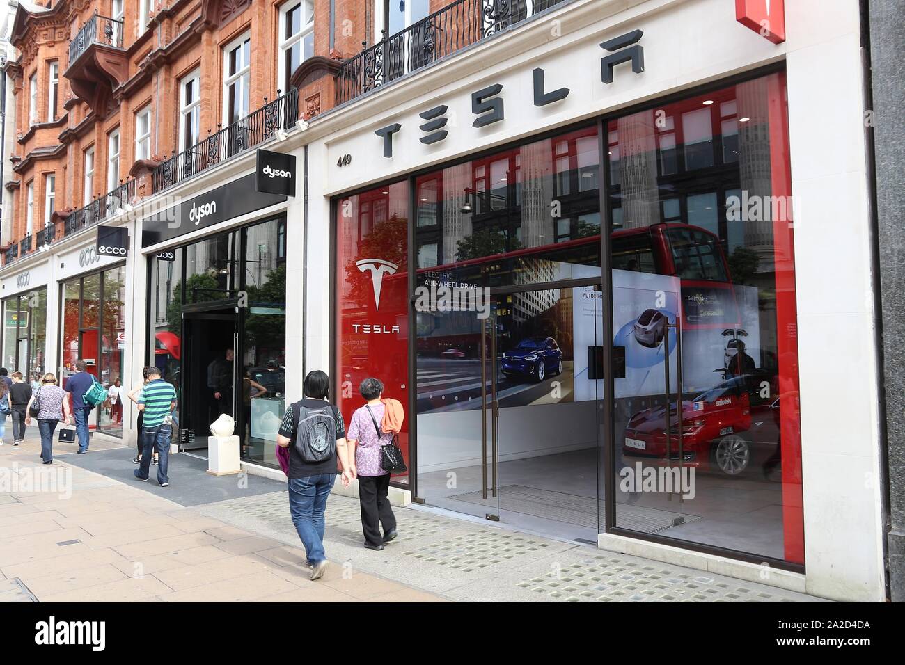 LONDON, Regno Unito - 7 Luglio 2016: la gente a piedi da Tesla e Dyson negozi di Oxford Street a Londra. Oxford Street ha circa mezzo milione di visi giornaliera Foto Stock
