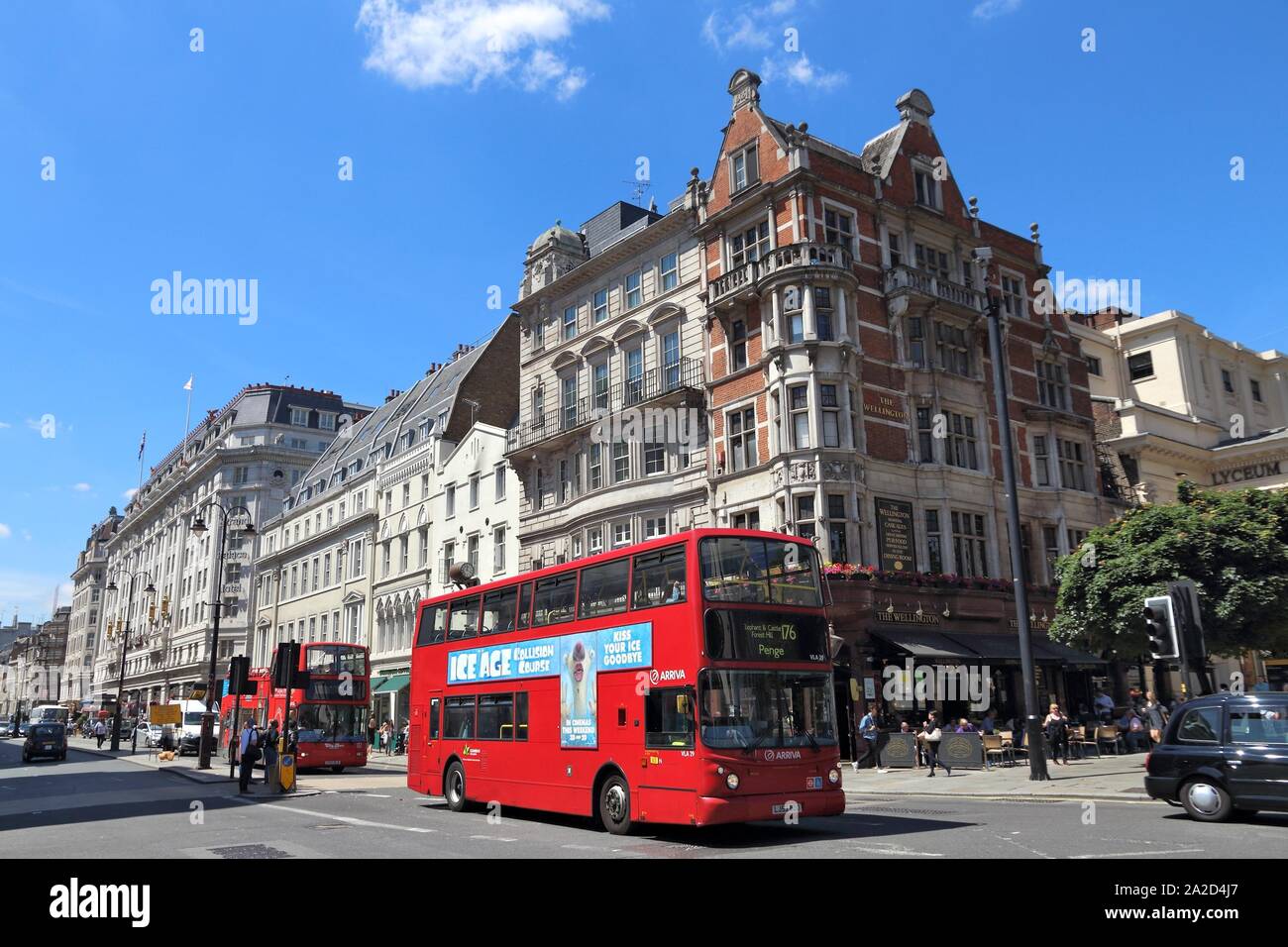 LONDON, Regno Unito - 6 Luglio 2016: la gente ride double decker bus lungo lo Strand, Londra, Regno Unito. Londra è la città più popolosa del Regno Unito con 13 milioni di pe Foto Stock