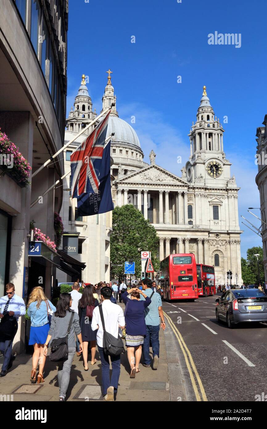 LONDON, Regno Unito - 8 Luglio 2016: la gente a piedi in Londra, Regno Unito. Londra è la città più popolosa del Regno Unito con 13 milioni di persone che vivono nella sua area metropolitana. Foto Stock