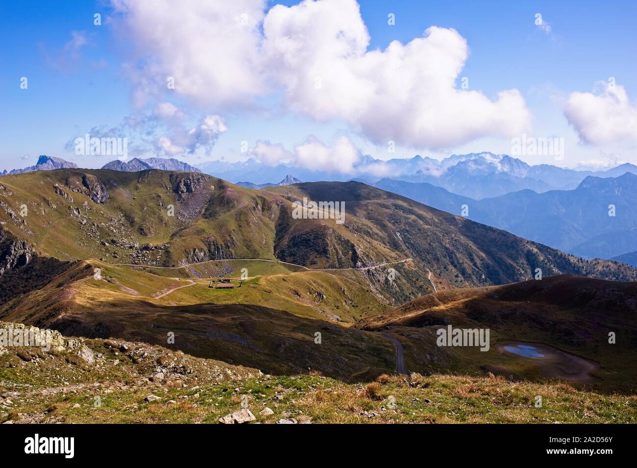 Panorama di montagna con cielo blu e nuvole. Alpi italia. Friuli. Foto Stock