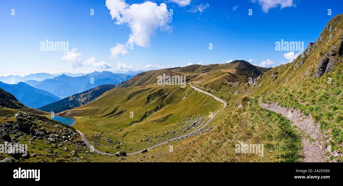 Panorama di montagna con lago alpino, cielo blu e nuvole. Alpi italia. Friuli. Foto Stock