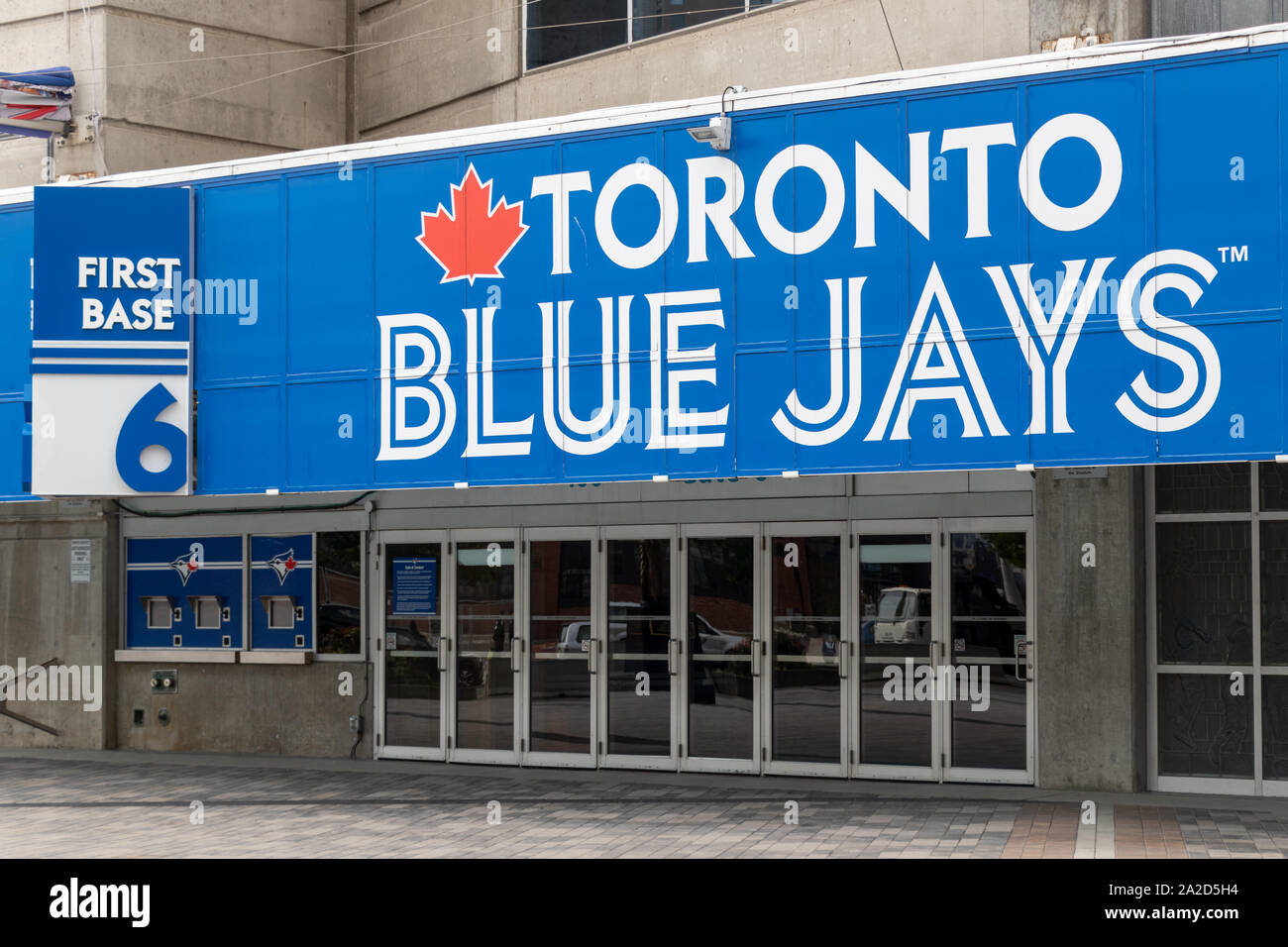 Toronto Blue Jays segno sopra un ingresso principale al Rogers Centre. Foto Stock