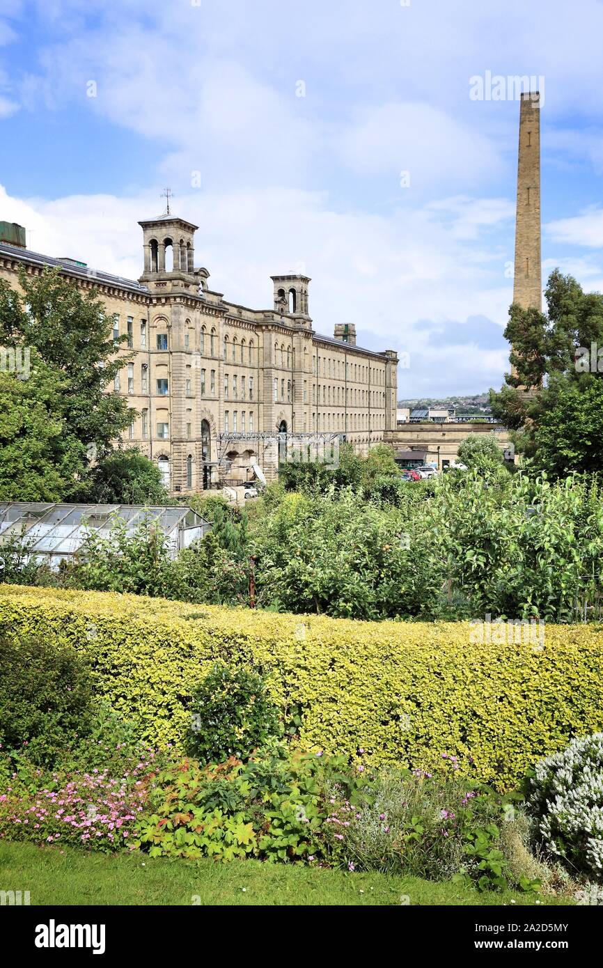 Saltaire ex mulino tessile (Salts Mill) nel modello di stile vittoriano village a Shipley (Inghilterra) elencati come Patrimonio Mondiale dell'UNESCO. Foto Stock