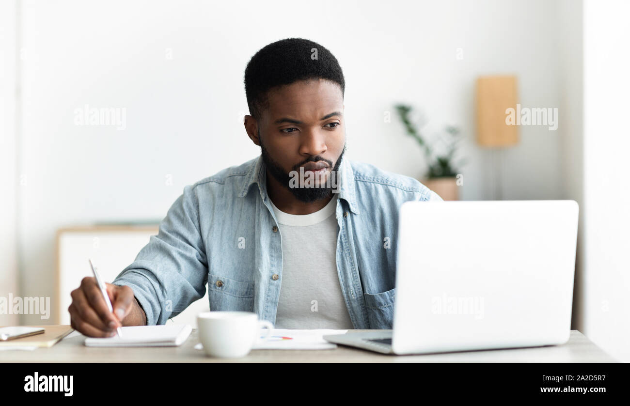 Disoccupati uomo utilizzando laptop alla ricerca di offerte di lavoro online in internet Foto Stock