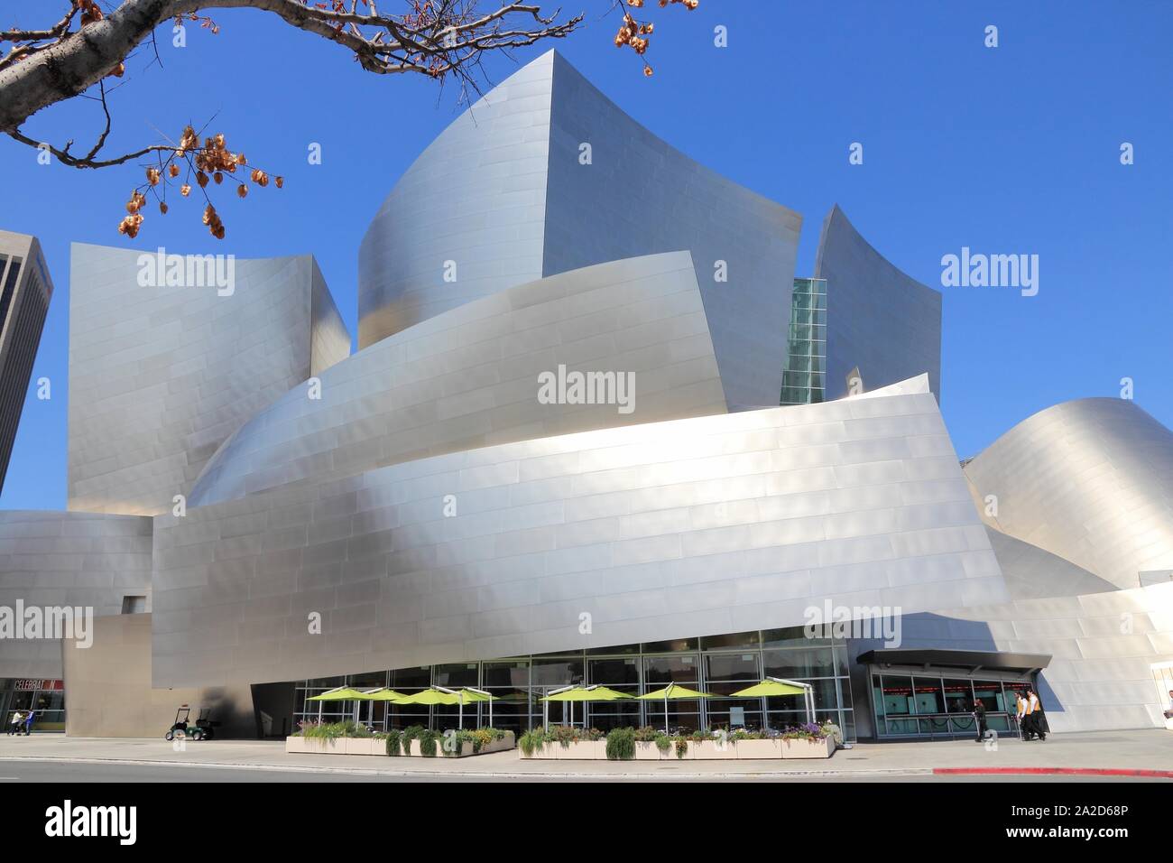 LOS ANGELES, Stati Uniti d'America - Aprile 5, 2014: Walt Disney Concert Hall di Los Angeles. Il famoso punto di riferimento è stato progettato da Frank Gehry. Foto Stock