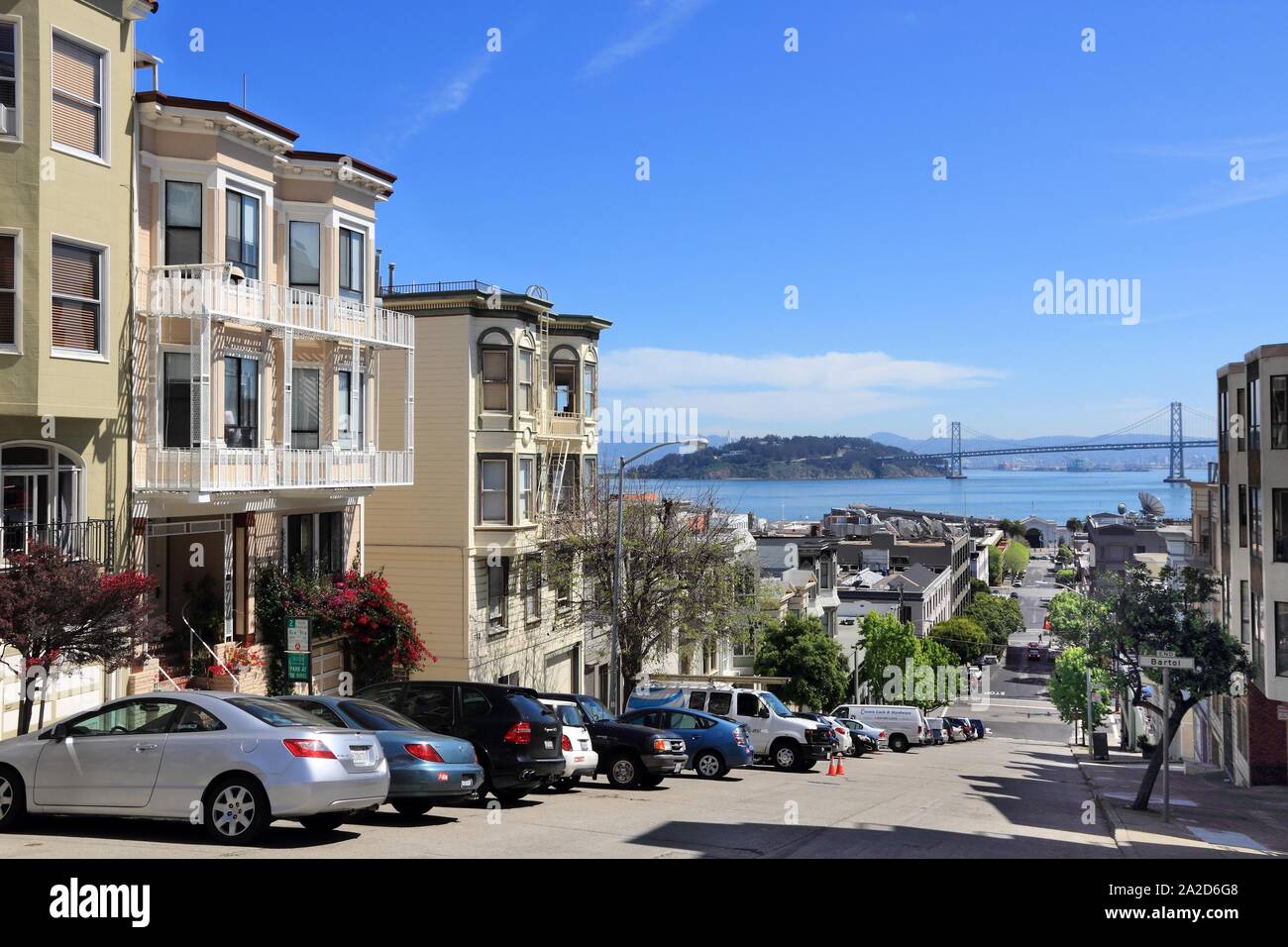 SAN FRANCISCO, Stati Uniti d'America - 9 Aprile 2014: le auto parcheggiate in ripide strade di San Francisco, Stati Uniti d'America. San Francisco è la quarta città più popolosa in California Foto Stock